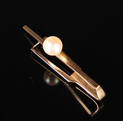 null Pince cravate en or jaune ornée d'une perle.

L_ 38 mm, pour la broche.

D_...