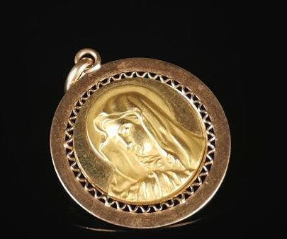 null Médaille religieuse ajourée en or jaune figurant un profil de Vierge, le revers...