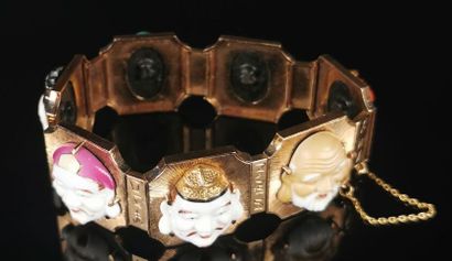 null CHINE, XXème siècle.

Bracelet en or jaune orné de sept visages de personnages...