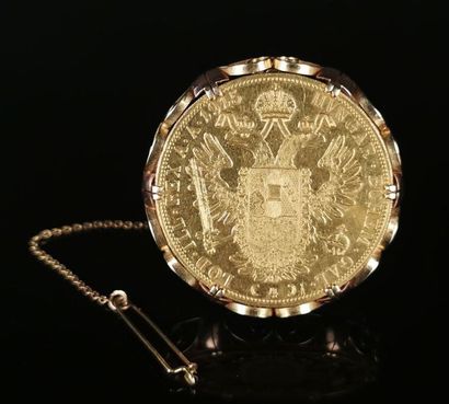 null Brooch in yellow gold holding a gold coin of 4 Dukes Franz Joseph 1st (Austria).

1915.

D_...