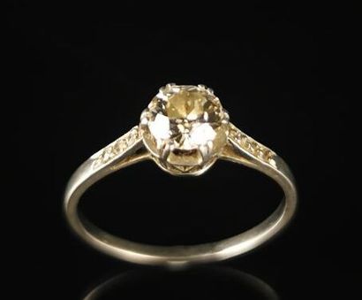 null Solitaire en platine orné d'un diamant taille brillant pesant environ 0.75 carat....