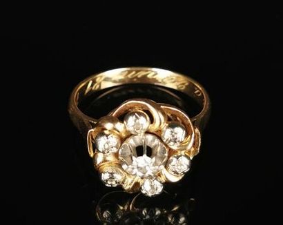 null Bague en or et platine de forme fleur ornée de six brillants et d'un diamant...