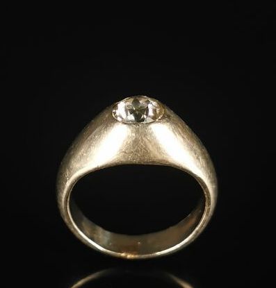 null Bague jonc en or blanc ornée d'un diamant en serti clos pesant environ 0,5 carat.

Tour...