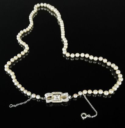 null Collier de perles de culture, le fermoir en forme de noeud, en or blanc orné...