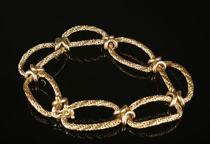 null Bracelet en or jaune à fine maille palmier, formé de sept ovales réunis. 

Attache...