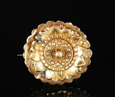 null Broche en or jaune à décor de fleur, ornée de demi-perles.

D_ 2,6 cm, manque...