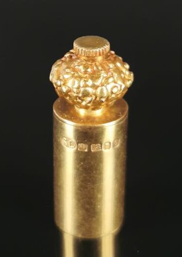 null Petit moulin à noix de muscade en or jaune et métal, à décor d'un fût cylindrique...