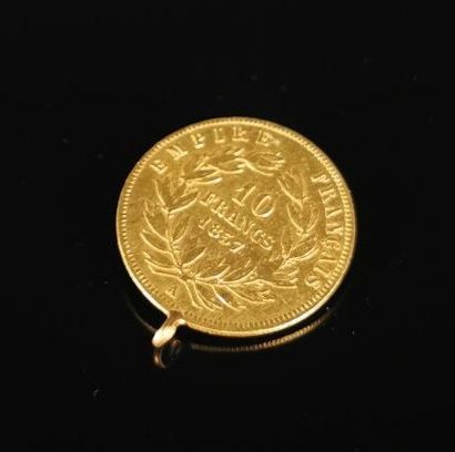 null Pièce de 10 francs or, montée en pendentif avec une bélière en or.

3,18 gr...