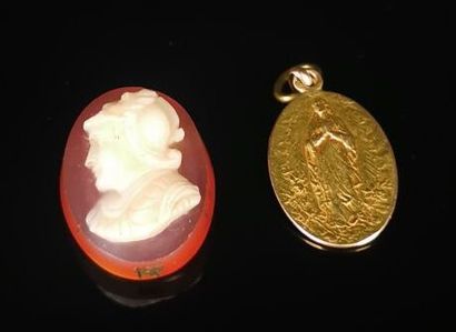 null Médaille religieuse en or jaune figurant la Vierge.

L_ 1.7 cm.

1.25 grammes,...