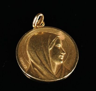 null BECKER.

Médaille religieuse en or jaune, à décor en bas-relief d'un profil...