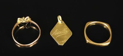 null Ensemble en or comprenant :

Une médaille religieuse gravée "Mireille" et une...