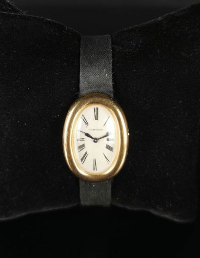 null CARTIER, Paris.

Ladies' wristwatch, "Baignoire" model, with oval case and original...
