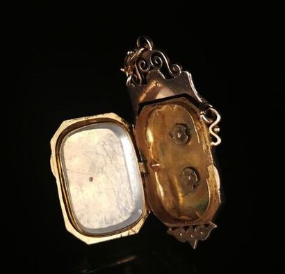 null Médaillon porte-photo en or monté en pendentif, orné de demi-perles.

L_ 3.2...