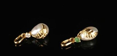 null Deux petits pendentifs en or enserrant une perle de forme goutte, et ornés pour...