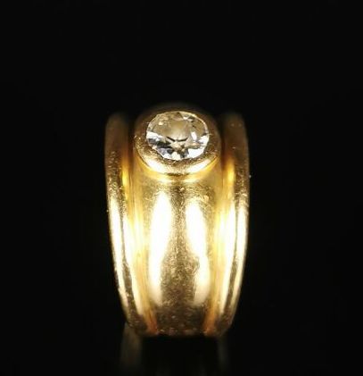 null Chevalière en or jaune, ornée d'un diamant taille ancienne pesant environ 0,6...