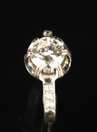 null Bague en platine orné d'un diamant central taille brillant pesant environ 0,90...