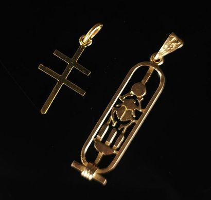 null Pendentif croix en or jaune à décor de hiéroglyphes.

L_ 3.5 cm.

2.58 grammes,...