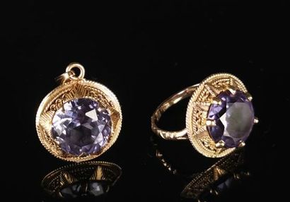 null Ensemble en or et pierres violettes comprenant une bague et un pendentif. 

Tour...
