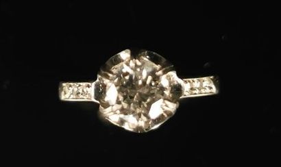 null Bague en platine orné d'un diamant central taille brillant pesant environ 0,90...