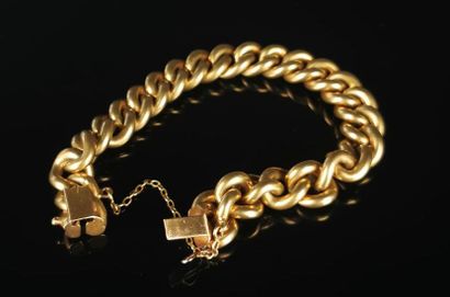 null Bracelet gourmette arrondi en or jaune. 

Chaîne de sécurité. 

L_22 cm. 

93,06...