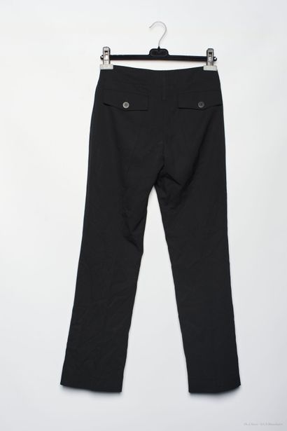 null BURBERRY.

Pantalon en lainage stretch noir, boutons signés.

T. 38