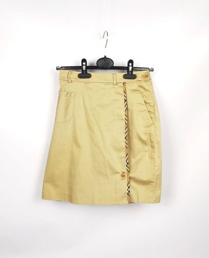 null BURBERRY.

Short-jupe portefeuille en coton mastic orné d'un biais tartan.

T....