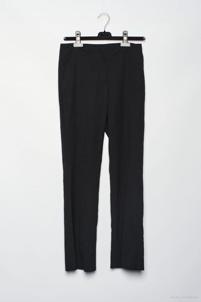 null BURBERRY.

Pantalon en lainage stretch noir, boutons signés.

T. 38