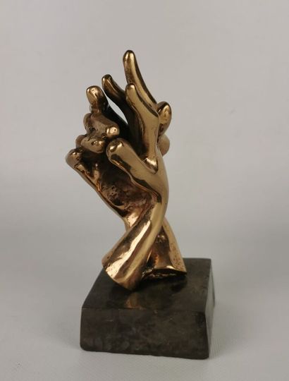 null YVES LOHE (né en 1947).
Sculpture en bronze doré figurant deux mains entrelacées.
Signé...