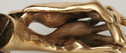 null YVES LOHE (né en 1947).
Sculpture en bronze doré figurant deux mains entrelacées.
Signé...