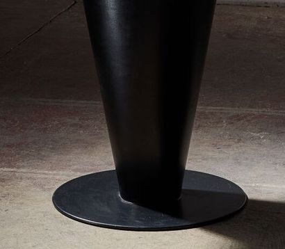 null Joe d'URSO (born in 1943).
Pedestal table - 1984.
Epoxy steel structure and...