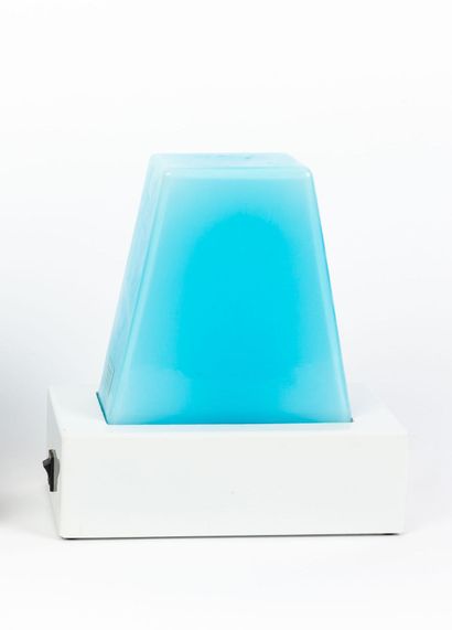 null Ettore SOTTSASS (1917-2007).
Lampe Dorane - c.1980.
Base en tôle laquée blanc,...