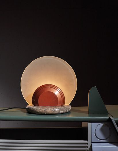 null Bruno GECCHELIN (born in 1939).
Table lamp Gong - 1981.
Base in marble, lacquered...