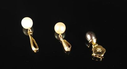 null Ensemble de trois pendentifs en or jaune, deux sont ornés d'une perle de culture,...