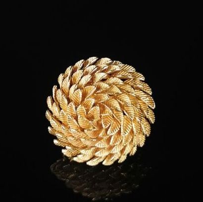 null Broche circulaire en or jaune à décor de feuillage stylisé. 
D_3,4 cm.
18,06...