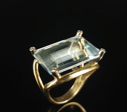 null Importante bague en or jaune ornée d'une aigue-marine taille émeraude en serti...