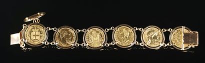 null Bracelet en or jaune composé de sept pièces de 20 francs or.
L_ 19 cm.
67,07...