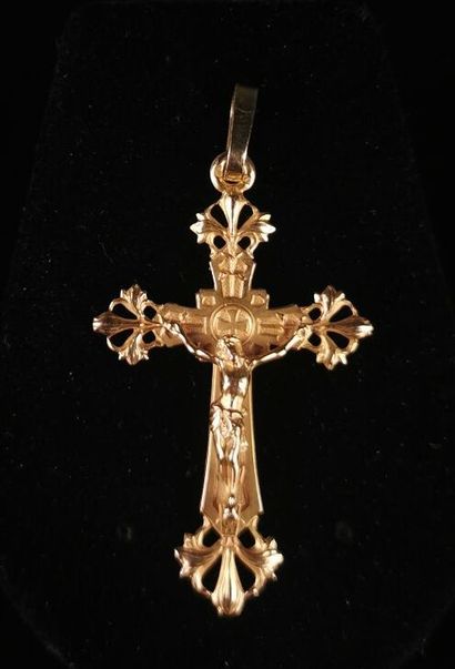 null Pendentif croix en or jaune figurant le Christ. 
H_5 cm.
3,94 grammes, 18K,...