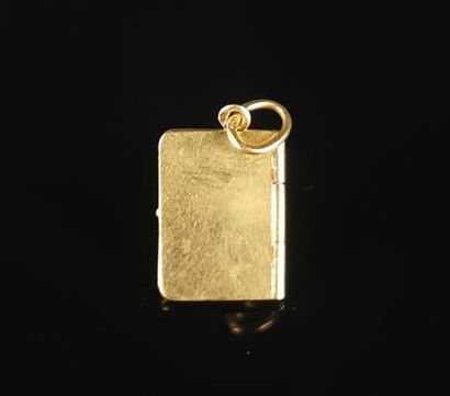 null Petit pendentif porte-photo en or jaune figurant un livre gravé à l'intérieur...