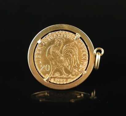 null Pendentif en or jaune orné d'une pièce de 20 francs or au coq.
D_ 2.1 cm.
8.35...