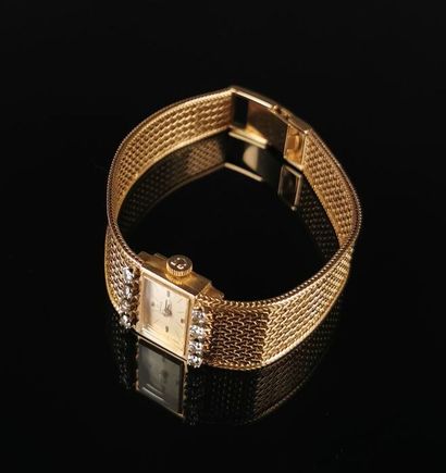 null OMEGA.
Montre bracelet de dame en or jaune ornée de huit petits diamants, le...