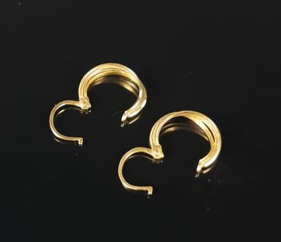 null Paire de créoles en or jaune à trois anneaux.
D_1,3 cm.
1,48 grammes, 18K, ...