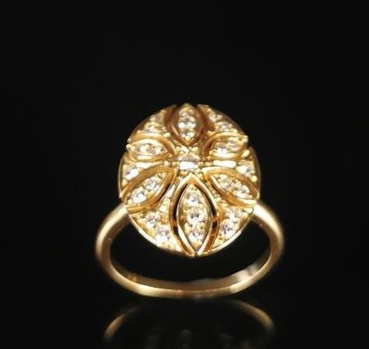 null Bague en or jaune ornée de diamants au plateau formant une fleur.
Tour de doigt...