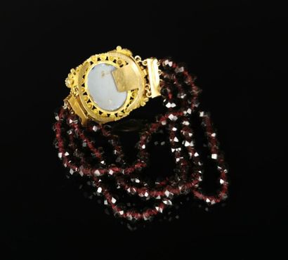 null Bracelet en pomponne à quatre rangs de perles facettées en verre rouge, décoré...