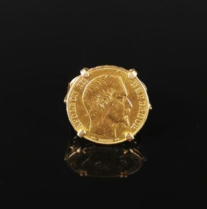 null Bague en or jaune ornée d'une pièce de 10 francs or Napoléon III.
Tour de doigt...