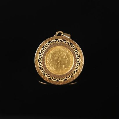 null Pendentif en or jaune à décor filigrané orné d'une pièce de 10 francs or au...