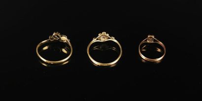 null Trois bagues en or ornées de pierres et de perles (dont une bague d'enfant).
Tours...