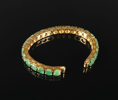 null Bracelet en or jaune, serti d'émeraudes taille ovale.
D_ 5.5 cm.
Poids brut...