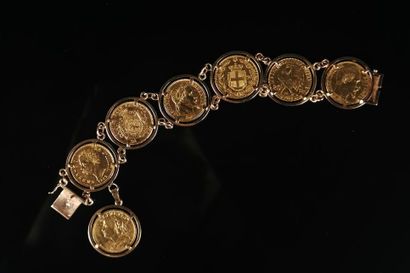 null Bracelet en or jaune composé de sept pièces de 20 francs or.
L_ 19 cm.
67,07...