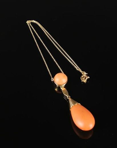 null Collier en or jaune.
La chaîne retenant un pendentif formé d'une goutte de corail...