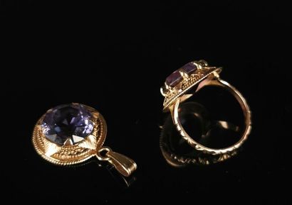 null Ensemble en or et pierres violettes comprenant une bague et un pendentif. 
Tour...